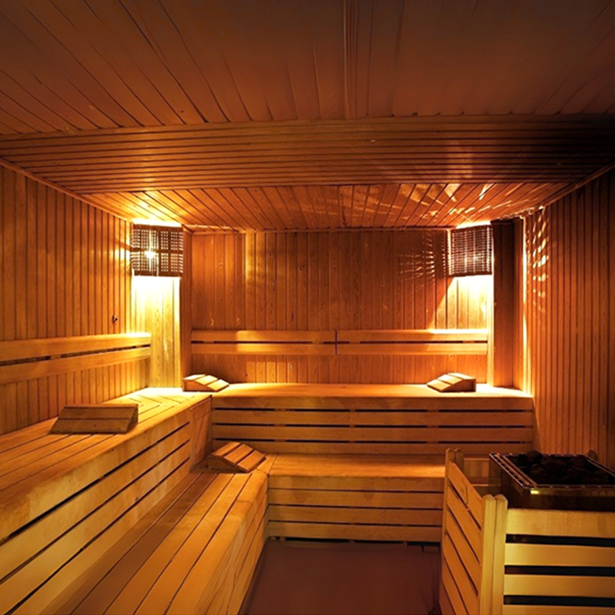 Sauna Innenraum mit warmer Beleuchtung
