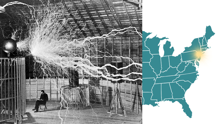 Photographie von Nikola Tesla neben seinem Generator, der Funken sprüht.