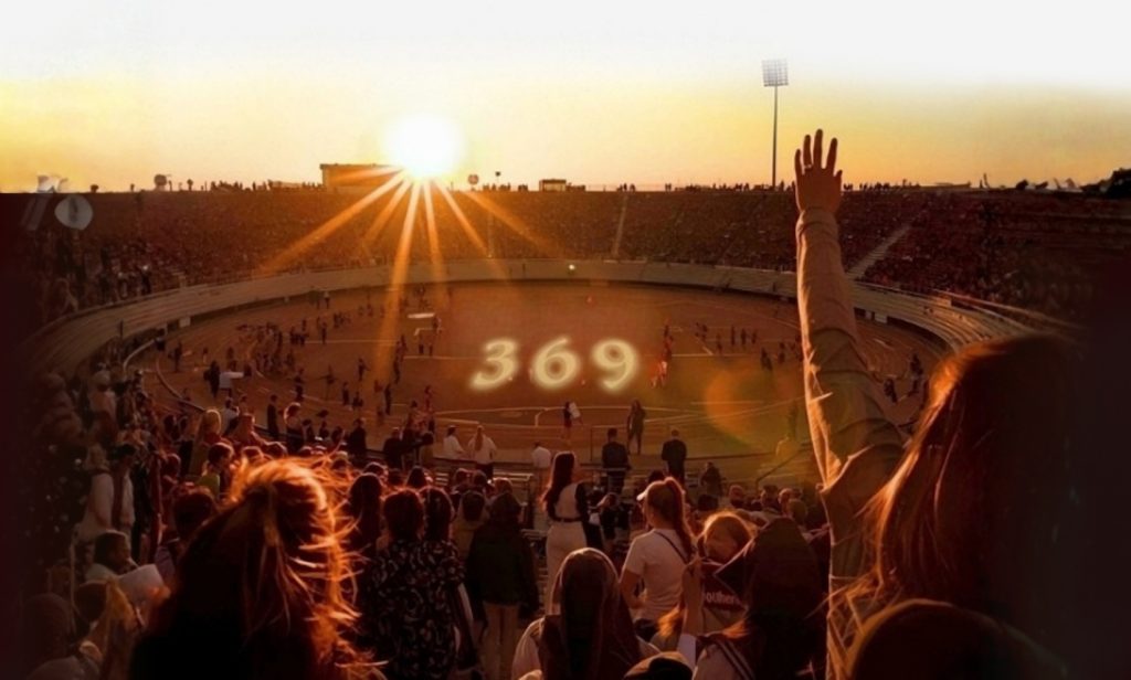 menschen jubeln in einem Stadion im Sonnenuntergang